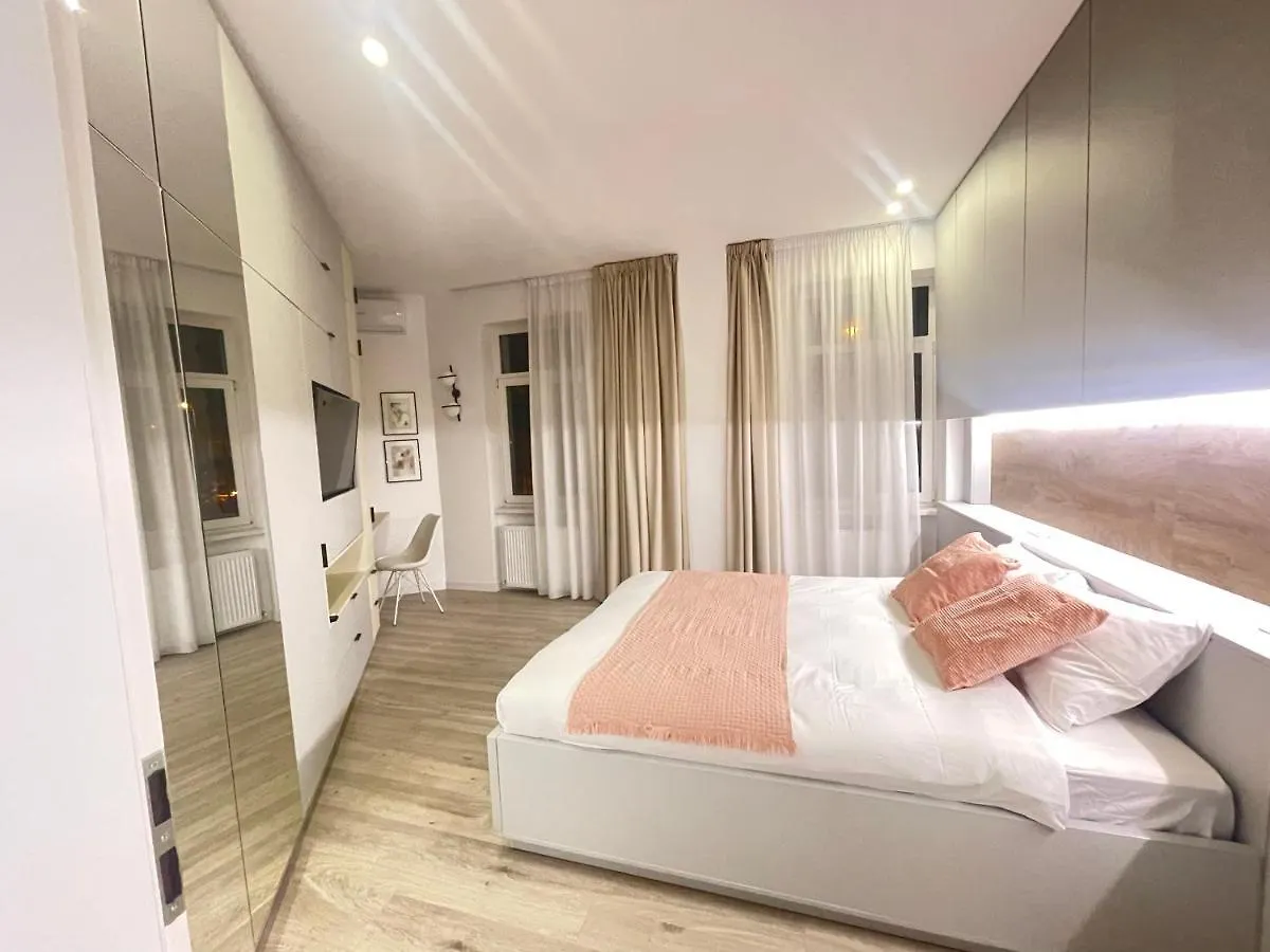Four Bedroom Apartment, Old Town Bucarest Apartamento