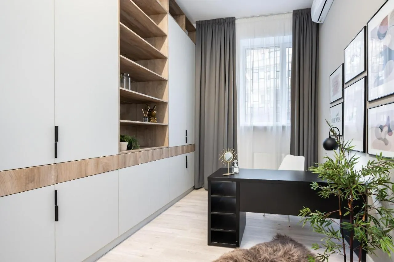 Four Bedroom Apartment, Old Town בוקרשט 0*,
